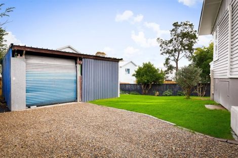 Photo of property in 15 Lendic Avenue, Henderson, Auckland, 0612