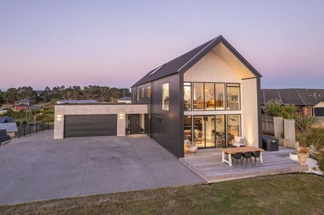 Photo of property in 24 Golf Vue Place, Castlecliff, Whanganui, 4501