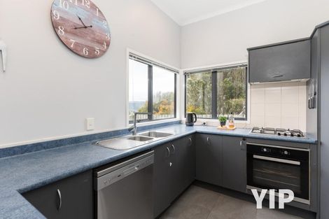 Photo of property in 5 Bennett Grove, Newlands, Wellington, 6037