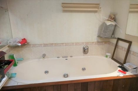 Photo of property in 12 Deuxberry Avenue, Northcote, Auckland, 0627