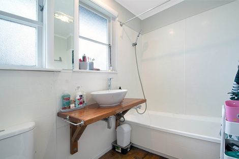 Photo of property in 30 Norcross Avenue, Henderson, Auckland, 0612