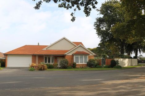 Photo of property in 4 The Oaks, Awapuni, Palmerston North, 4412