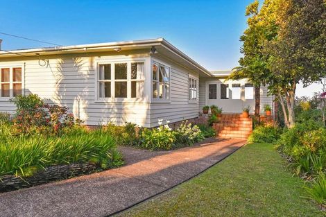 Photo of property in 131 East Coast Road, Castor Bay, Auckland, 0620