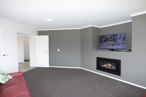 Photo of property in 12 Oakmont Crescent, Waiwhakaiho, New Plymouth, 4312