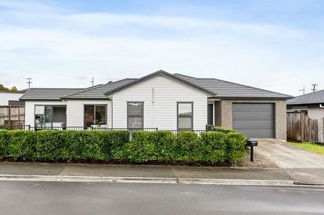 Photo of property in 11 Sauterne Road, Kumeu, 0810