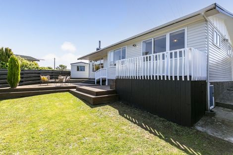Photo of property in 27 Brooker Grove, Newlands, Wellington, 6037