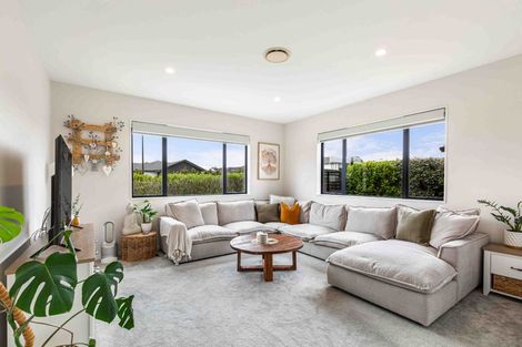 Photo of property in 16 Sir Lincoln Drive, Kumeu, 0810