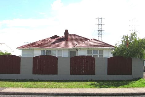 Photo of property in 8 Royal View Road, Te Atatu South, Auckland, 0610