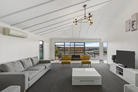 Photo of property in 5 Osmond Lane, Mount Pleasant, Christchurch, 8081