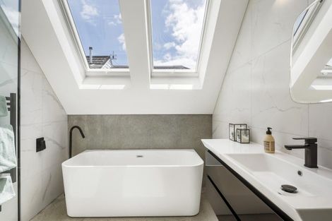 Photo of property in 81 Queen Street, Northcote Point, Auckland, 0627