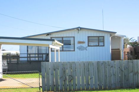 Photo of property in 13 Andresen Street, Foxton Beach, Foxton, 4815