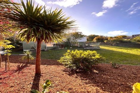 Photo of property in 11a De Val Drive, Titirangi, Auckland, 0604