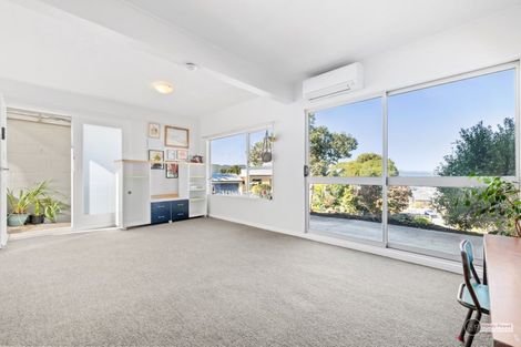 Photo of property in 73 Miromiro Road, Normandale, Lower Hutt, 5010