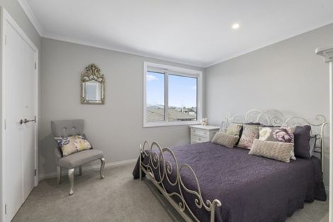 Photo of property in 124 Johnstone Drive, Fitzherbert, Palmerston North, 4410