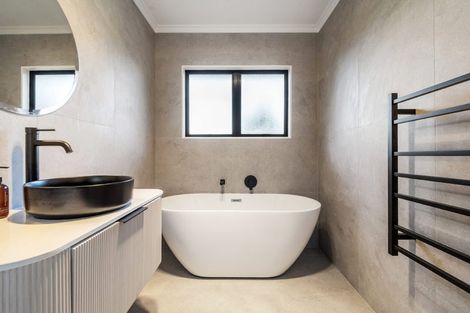 Photo of property in 11 Nottingham Place, Northcross, Auckland, 0630