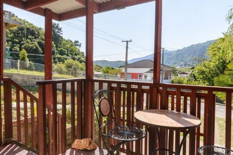 Photo of property in 5a Cornwall Street, Picton, 7220