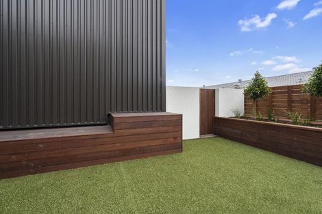 Photo of property in 1/4045f Great North Road, Glen Eden, Auckland, 0602