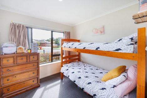 Photo of property in 15 Chestnut Close, Kelvin Grove, Palmerston North, 4414