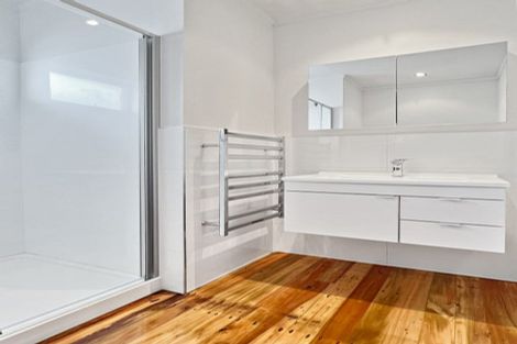 Photo of property in 2/87 Sunset Road, Totara Vale, Auckland, 0632