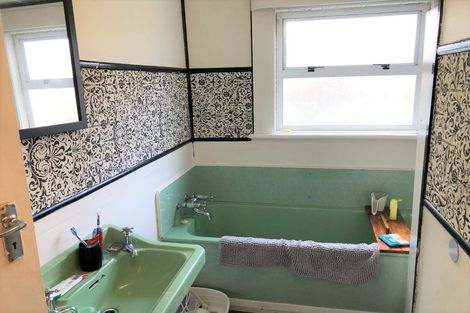 Photo of property in 6 Wakefield Street, Welbourn, New Plymouth, 4310