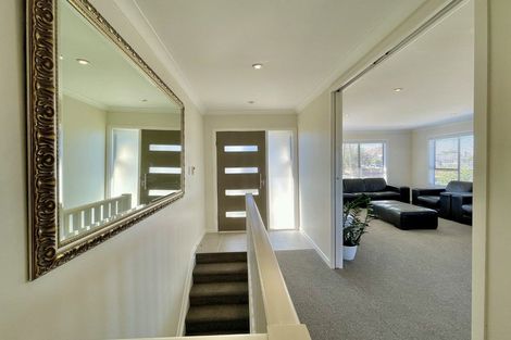 Photo of property in 2/5 Howard Road, Northcote, Auckland, 0627
