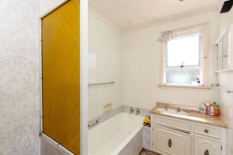 Photo of property in 21 Turakina Street, Merrilands, New Plymouth, 4312