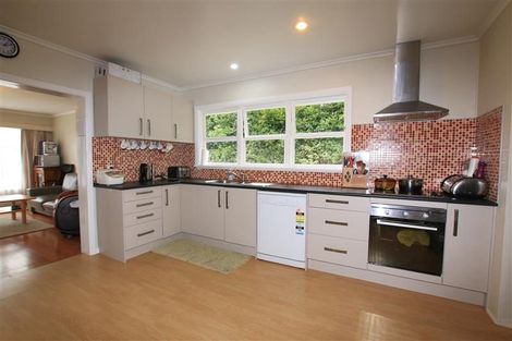 Photo of property in 32 Kelwyn Road, Kelston, Auckland, 0602