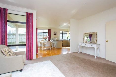 Photo of property in 23 Medallion Drive, Oteha, Auckland, 0632