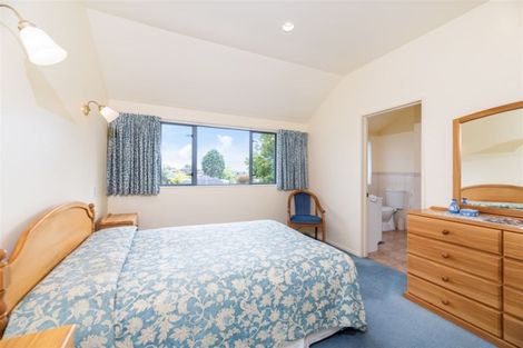 Photo of property in 3a Cron Avenue, Te Atatu South, Auckland, 0610