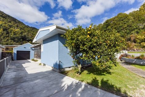 Photo of property in 76 Devon Street, Picton, 7220