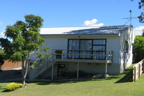 Photo of property in 2/10 Sumich Place, West Harbour, Auckland, 0618