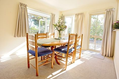 Photo of property in 2/30 Sunset Road, Unsworth Heights, Auckland, 0632