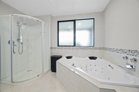 Photo of property in 2 Botanical Heights Drive, Waipahihi, Taupo, 3330