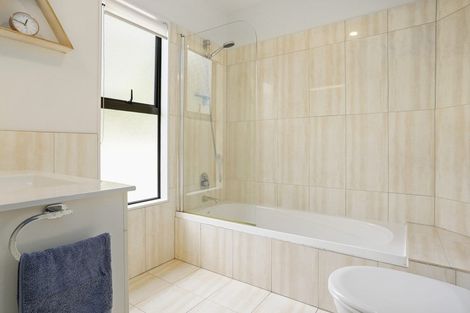 Photo of property in 18a Cottam Grove, Northcross, Auckland, 0632