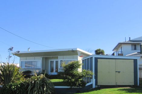 Photo of property in 17 Andresen Street, Foxton Beach, Foxton, 4815