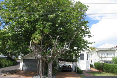 Photo of property in 8 Glen Road, Stanley Point, Auckland, 0624