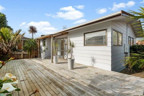 Photo of property in 2/72 Onewa Road, Northcote Point, Auckland, 0627