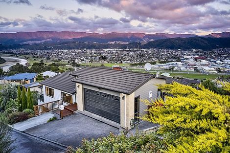 Photo of property in 15 Swain Grove, Riverstone Terraces, Upper Hutt, 5018