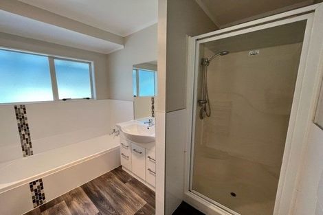 Photo of property in 109a Gossamer Drive, Pakuranga Heights, Auckland, 2010