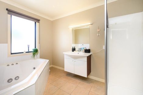 Photo of property in 19 Johnstone Drive, Fitzherbert, Palmerston North, 4410