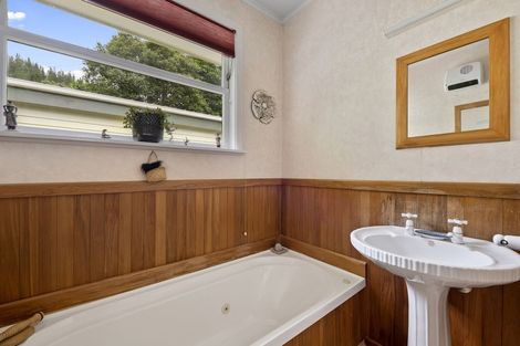 Photo of property in 136 Pinehaven Road, Pinehaven, Upper Hutt, 5019