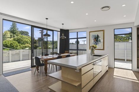 Photo of property in 9 Mount Edgecumbe Street, New Plymouth, 4310