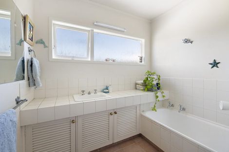 Photo of property in 1/47 Eastcliffe Road, Castor Bay, Auckland, 0620