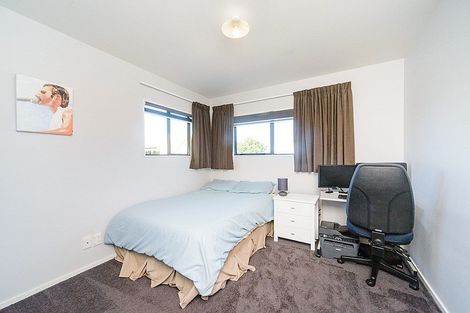 Photo of property in 17 Woburn Place, Takaro, Palmerston North, 4412