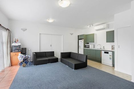 Photo of property in 34 Hobsonville Road, West Harbour, Auckland, 0618