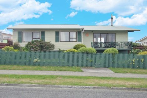 Photo of property in 14 Edgecombe Street, Newlands, Wellington, 6037