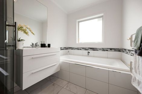 Photo of property in 16 Derwent Place, Flagstaff, Hamilton, 3210