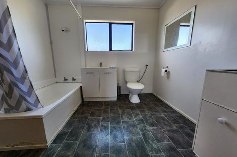 Photo of property in 3b Stroud Way, Newlands, Wellington, 6037