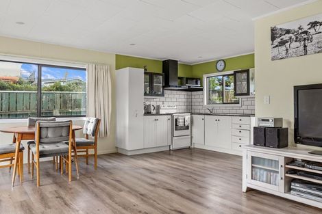 Photo of property in 33 Pinedale Crescent, Riversdale Beach, Masterton, 5872