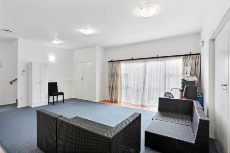 Photo of property in 34 Hobsonville Road, West Harbour, Auckland, 0618